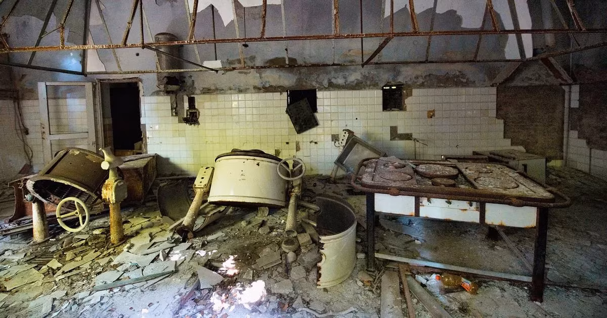 2. Đảo Poveglia (Italy): Poveglia, một hòn đảo nhỏ nằm giữa Venice và Lido, nổi tiếng với quá khứ đen tối. Cuối thế kỷ 18 và đầu thế kỷ 19, hòn đảo này được sử dụng làm trạm kiểm dịch cho những người mang bệnh dịch khi đi biển.