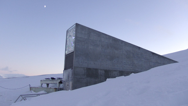 Hạt giống được lưu trữ ở nhiệt độ -18 độ C để không bị già đi, và được bảo vệ nghiêm ngặt khỏi thế giới bên ngoài. Trừ khi bạn là nhà nghiên cứu có giấy phép đặc biệt, bạn không được phép vào nơi này.