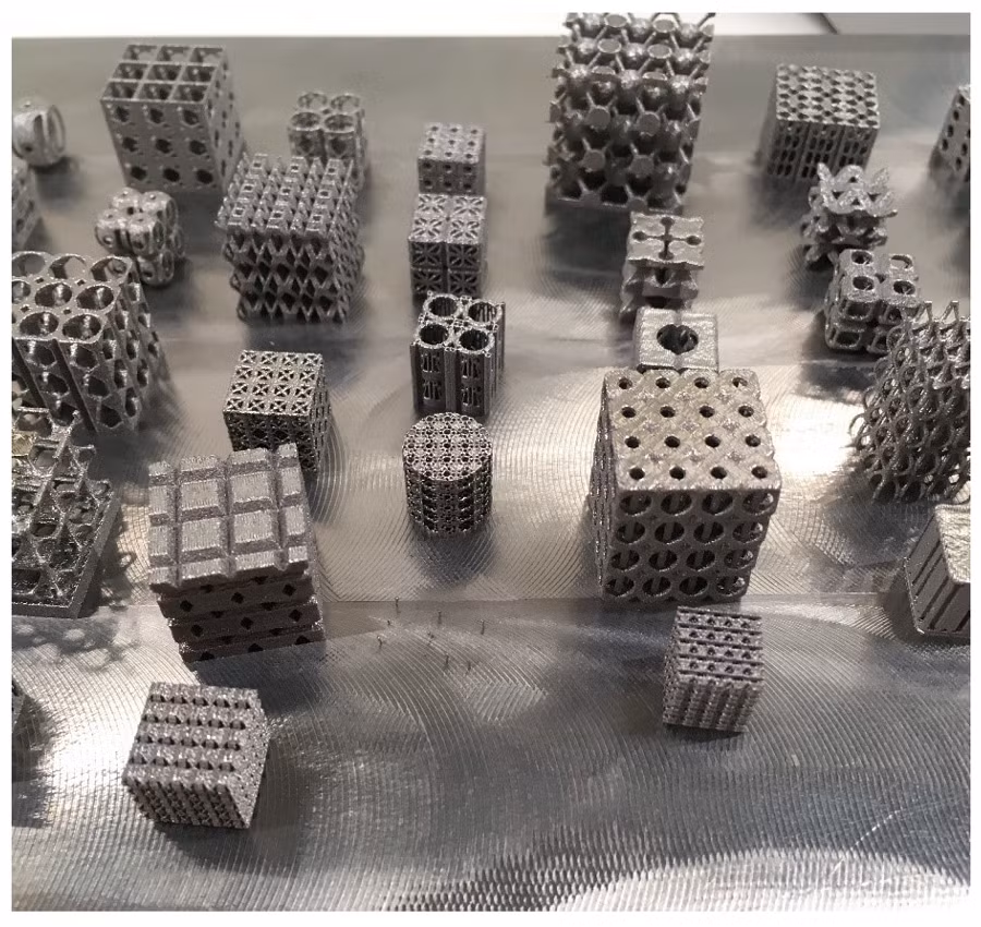 Điều này làm cho nó trở thành lựa chọn lý tưởng cho các ứng dụng trong ngành hàng không vũ trụ, máy bay không người lái của lính cứu hỏa, và sản xuất ô tô.