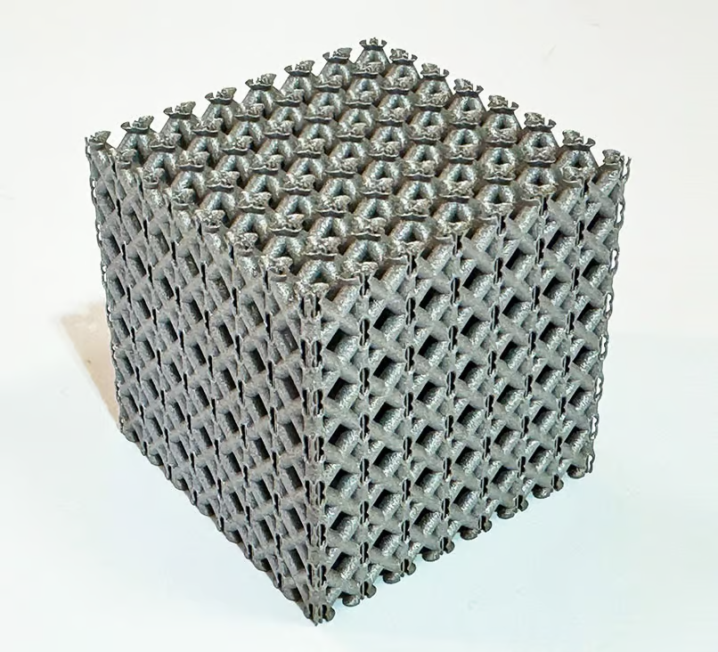 So với hợp kim magiê đúc WE54, siêu vật liệu mới này bền hơn 50% và có thể chịu được nhiệt độ lên đến 600 độ C.