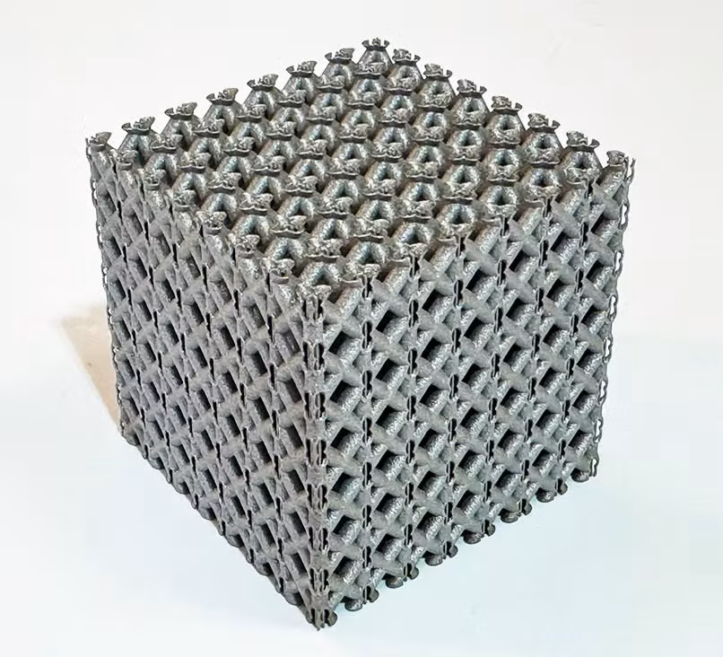 So với hợp kim magiê đúc WE54, siêu vật liệu mới này bền hơn 50% và có thể chịu được nhiệt độ lên đến 600 độ C.