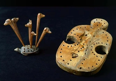 Các nhà khảo cổ học đã tìm thấy khoảng 80 bàn trò chơi 58 lỗ tại các bảo tàng trên khắp thế giới. Các bàn cờ này thường biểu thị thời điểm và địa điểm chúng được tạo ra, với các phiên bản khác nhau được tìm thấy ở Ai Cập, Levant, Lưỡng Hà, Iran và Tiểu Á.