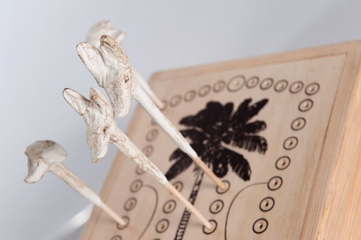 Một phiên bản 58 lỗ từ thiên niên kỷ thứ hai trước Công nguyên được tìm thấy ở Thebes, với các quân chơi được chạm khắc tinh xảo thành hình đầu chó săn và chó rừng. Một bàn cờ khác từ Kültepe, Anatolia có niên đại từ khoảng năm 1885 đến năm 1836 trước Công nguyên.