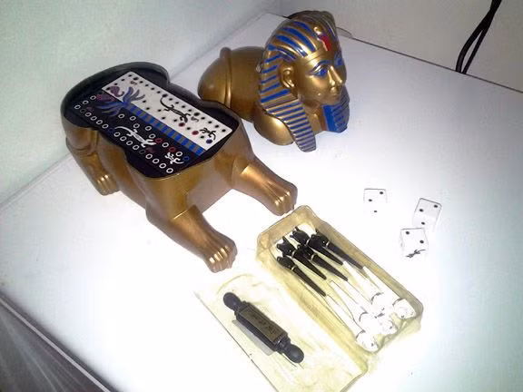 Nghiên cứu của các nhà khảo cổ học Walter Crist và Rahman Abdullayev cho thấy bằng chứng từ Azerbaijan về việc trò chơi này đã tồn tại từ cuối thiên niên kỷ thứ ba đến đầu thiên niên kỷ thứ hai trước Công nguyên, trước khi nó xuất hiện ở Ai Cập. Điều này củng cố quan điểm rằng trò chơi có thể có nguồn gốc từ Tây Nam Á.