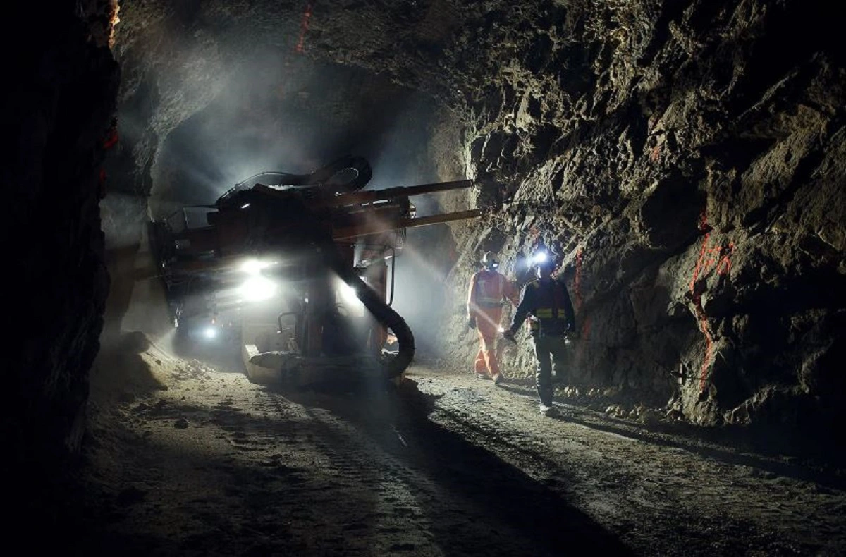 Công nhân thường làm việc liên tục 12 tiếng mỗi ngày, ở lại mỏ trong hai tháng mùa hè trước khi nghỉ ngơi vài tháng tại nhà.