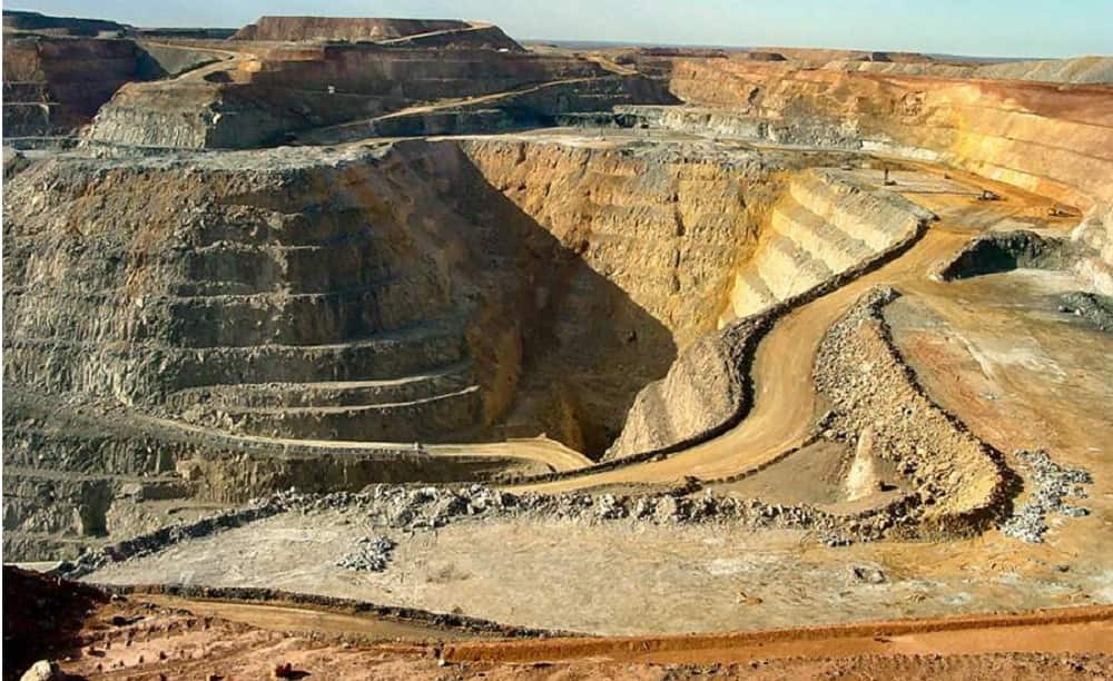 Mỏ vàng Mbonige ở Nam Phi cũng có điều kiện khai thác khắc nghiệt, với nhiệt độ lên tới 57°C và độ sâu 4.350 mét. Công nhân ở đây phải đối mặt với sốc nhiệt, tro bụi và nước thải từ các vết nứt trên đá.