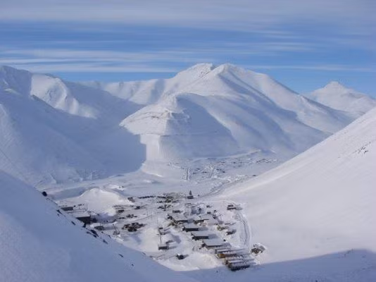 Cả hai mỏ đều gây ra ô nhiễm nước và không khí, cùng với nguy cơ phá rừng. Các biện pháp giảm thiểu đã được thực hiện, nhưng vẫn còn lo ngại về tác động môi trường lâu dài.