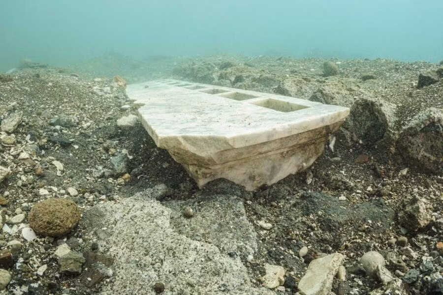 Bàn thờ đá cẩm thạch còn nguyên vẹn giúp xác định vị trí chính xác của đền thờ chính, dẫn đến việc khám phá thêm trục đường, thương cảng và các tòa nhà hoàng gia cổ đại.