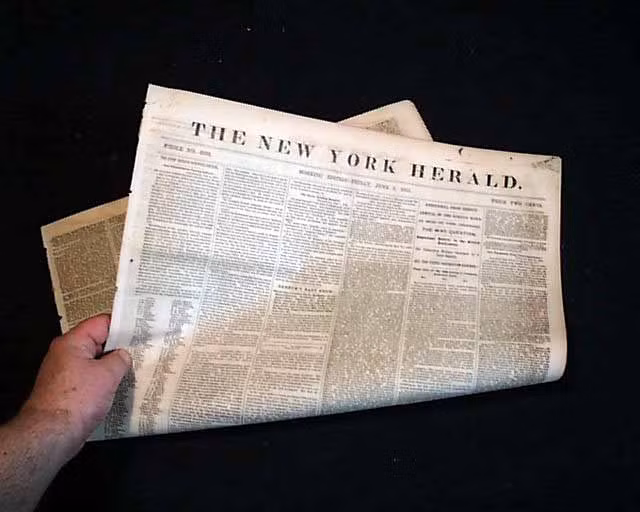 Bức ảnh "Bữa trưa trên tòa nhà chọc trời" xuất hiện lần đầu trên tờ New York Herald Tribune vào ngày 2/10/1932. Ban đầu, người ta cho rằng nhiếp ảnh gia Charles Ebbets là người chụp bức ảnh này. Tuy nhiên, nhiều nghi vấn đã nảy sinh về danh tính thực sự của nhiếp ảnh gia, với một số ý kiến cho rằng có thể Lewis Hine mới là người đứng sau bức ảnh, dựa trên những thước phim tài liệu mà ông đã ghi lại về quá trình xây dựng tòa nhà Empire State vào năm 1931.