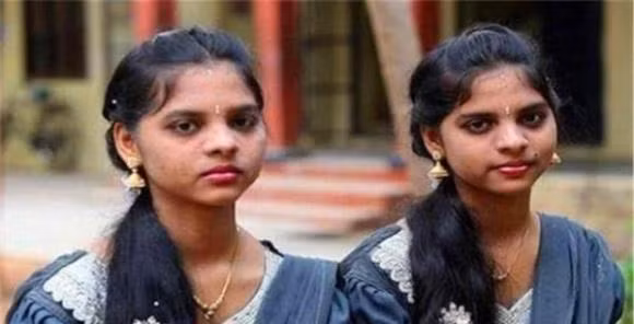 Giả thuyết đầu tiên liên quan đến vị trí địa lý và tập quán kết hôn của người dân, cộng đồng trong làng tự cung tự cấp và kết hôn trong dòng họ, dẫn đến giao phối cận huyết kéo dài.