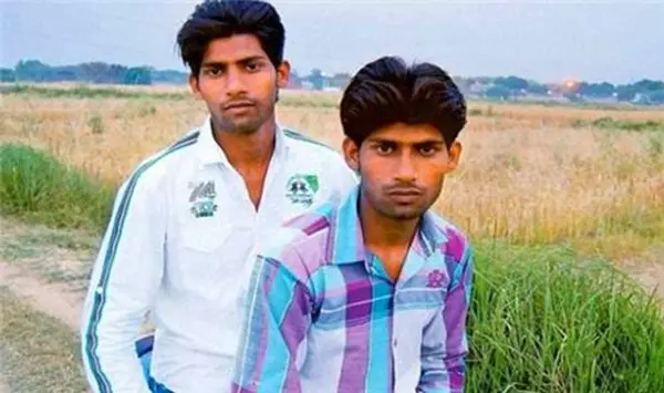 Giả thuyết thứ hai, xuất phát từ nghiên cứu địa chất, nước trong làng chứa nhiều bạch kim và bismuth, ảnh hưởng đến gen của phụ nữ mang thai, gây ra sự tương đồng về ngoại hình.