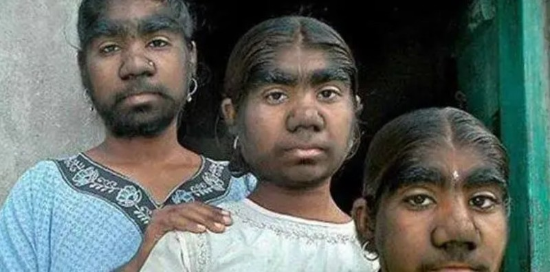 Người dân trong làng phân biệt nhau qua chất giọng và quy định không được mặc quần áo cùng màu, kiểu dáng, con gái không được để kiểu tóc giống nhau.