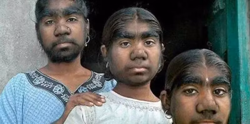 Người dân trong làng phân biệt nhau qua chất giọng và quy định không được mặc quần áo cùng màu, kiểu dáng, con gái không được để kiểu tóc giống nhau.