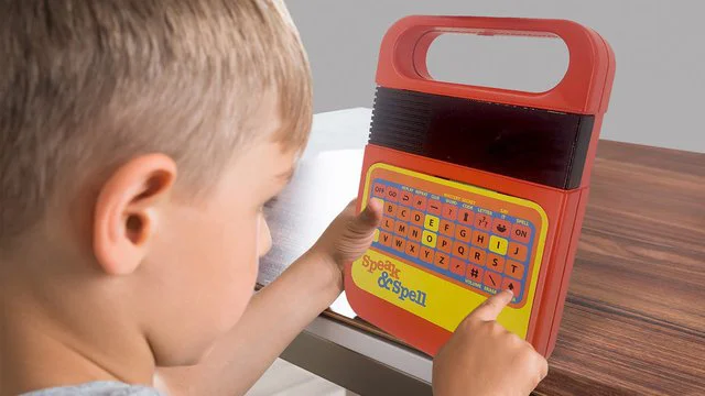 4. Máy đánh vần: Một trong những thiết bị cầm tay đầu tiên dành cho trẻ em, giúp phát âm và học từ mới. Được nhắc đến trong nhiều chương trình truyền hình và phim ảnh.