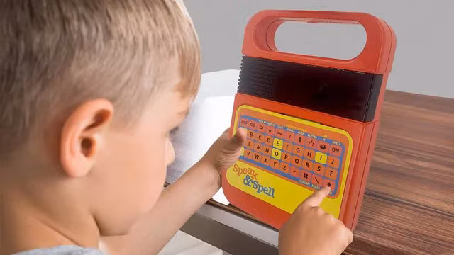 4. Máy đánh vần: Một trong những thiết bị cầm tay đầu tiên dành cho trẻ em, giúp phát âm và học từ mới. Được nhắc đến trong nhiều chương trình truyền hình và phim ảnh.