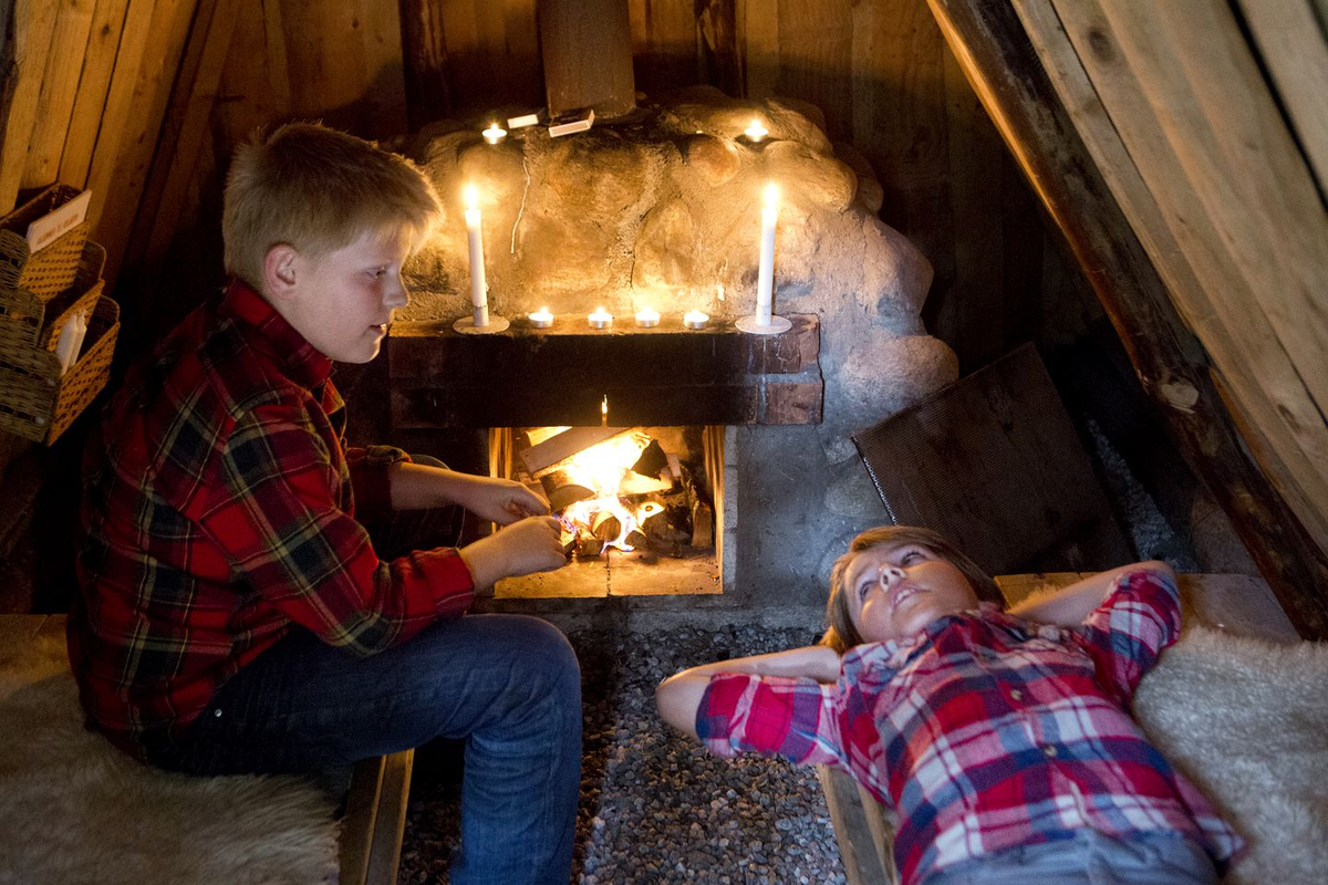 Tại đây, du khách phải tự phục vụ bữa ăn bằng cách nhặt củi và nướng đồ ăn, tạo cơ hội giao lưu và rút ngắn khoảng cách giữa các khách du lịch.