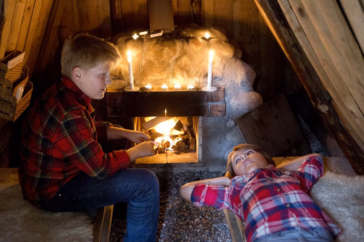 Tại đây, du khách phải tự phục vụ bữa ăn bằng cách nhặt củi và nướng đồ ăn, tạo cơ hội giao lưu và rút ngắn khoảng cách giữa các khách du lịch.