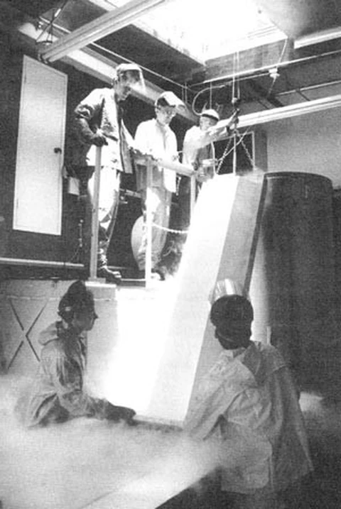 Khái niệm đông lạnh người xuất hiện từ thập niên 40 của thế kỷ trước. Tuy nhiên, các thí nghiệm ban đầu trên động vật không đạt được kết quả như mong đợi.