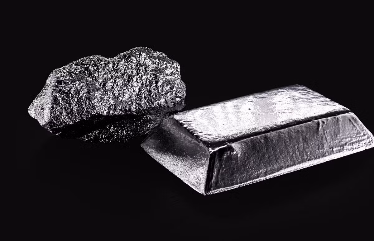 Rhodium, một kim loại quý hiếm có trữ lượng chỉ khoảng 3.000 tấn trên toàn thế giới, có giá trị gần gấp 10 lần vàng, là kim loại đắt nhất hiện nay.