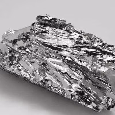 Mặc dù có tính chất chống xói mòn cao và không dễ bị oxy hóa, rhodium còn có khả năng dẫn điện và nhiệt tốt, được ứng dụng rộng rãi trong sản xuất linh kiện điện tử và chất bán dẫn.