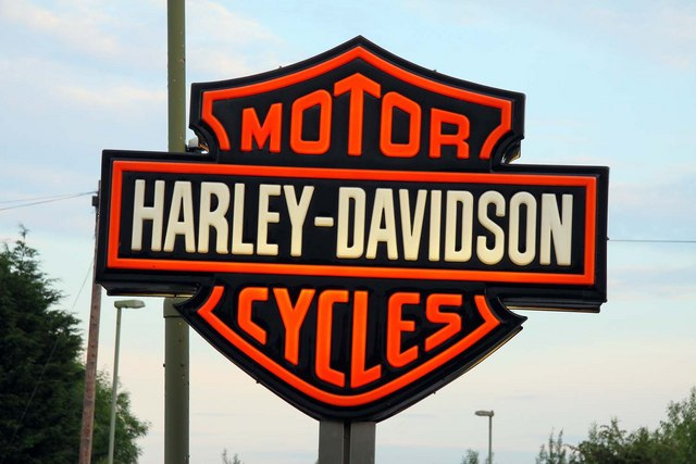 2. Harley Davidson: William S. Harley và Arthur Davidson bắt đầu chế tạo động cơ vào năm 1901 và sau đó mời William và Walter tham gia. Họ sản xuất nguyên mẫu Harley-Davidson đầu tiên tại nhà kho ở sân sau gia đình Davidson. Thành công đến nhanh chóng và vào năm 1905, Harley Davidson trở thành nhà sản xuất xe máy hàng đầu thế giới.