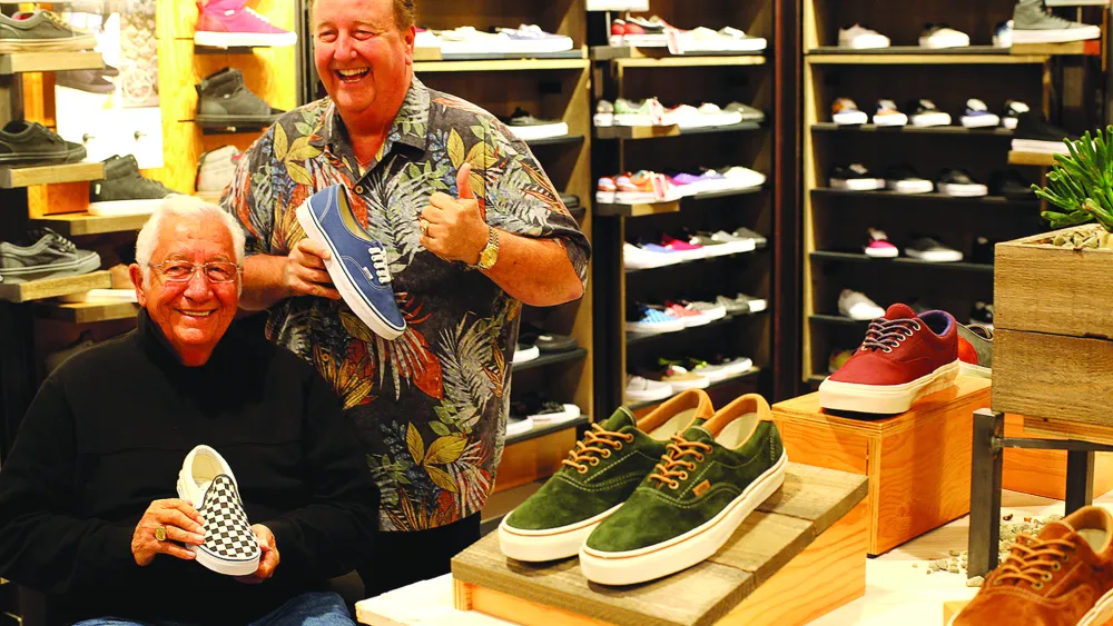 4. Vans: Thương hiệu Vans được sáng lập bởi Paul và James Van Doren cùng Gordon C. Lee. Ban đầu, công ty sản xuất giày trượt ván và quần áo tại một cửa hàng nhỏ. Năm 1976, logo "Off The Wall" được ra mắt và trở thành slogan nổi tiếng của Vans.