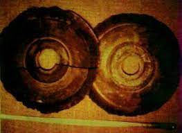 Những đĩa đá này, gọi là đĩa Dropa, và các bức tranh được cho là có niên đại khoảng 12.000 năm tuổi, nhưng nguồn gốc thực sự của chúng vẫn là bí ẩn.