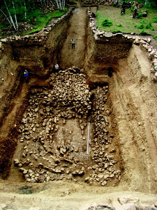 Năm 1930, giáo sư khảo cổ học Chi Pu Tei cùng các sinh viên từ Đại học Bắc Kinh đã khám phá một loạt hang động tại Bayan Kara Ula gần Tây Tạng.