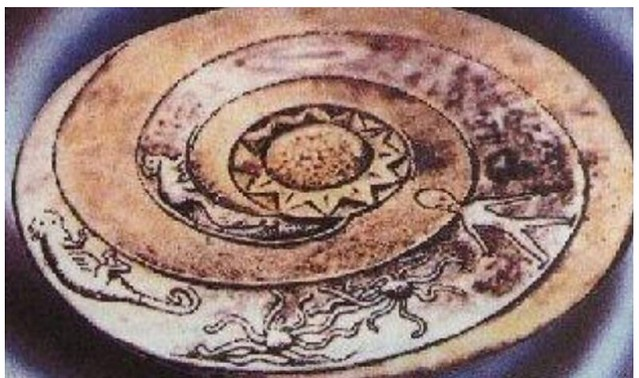 Tại đây, họ phát hiện các ngôi mộ chứa hài cốt của người cao khoảng 1,38 m với đầu lớn bất thường và thân hình nhỏ, mỏng, dễ vỡ, cùng hơn 700 đĩa đá kỳ lạ có đường kính khoảng 8 cm.