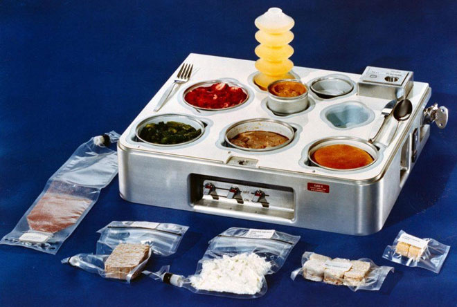 7. Thức ăn đóng hộp: Công nghệ bảo quản thực phẩm mà NASA phát triển để sử dụng trong không gian đã được áp dụng rộng rãi trong việc bảo quản thức ăn tại bệnh viện, nhà hàng và trên máy bay. Nhờ đó, thức ăn đóng hộp trở nên an toàn và tiện lợi hơn cho người tiêu dùng.