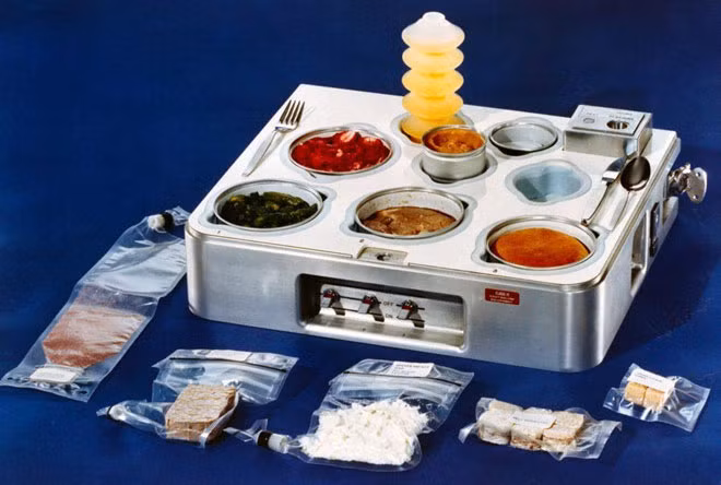 7. Thức ăn đóng hộp: Công nghệ bảo quản thực phẩm mà NASA phát triển để sử dụng trong không gian đã được áp dụng rộng rãi trong việc bảo quản thức ăn tại bệnh viện, nhà hàng và trên máy bay. Nhờ đó, thức ăn đóng hộp trở nên an toàn và tiện lợi hơn cho người tiêu dùng.