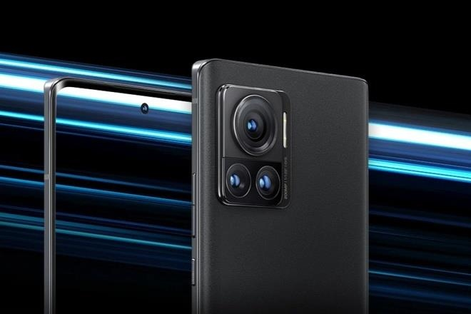 3. Điện thoại có camera: Công nghệ cảm ứng pixel động CMOS được phát triển bởi Eric Fossum vào đầu những năm 1990 nhằm giảm kích thước của camera trên tàu vũ trụ. Phát minh này đã mở đường cho các cảm ứng hiện đang được sử dụng rộng rãi trong điện thoại di động, cho phép chúng ta chụp ảnh và quay video chất lượng cao mọi lúc, mọi nơi.