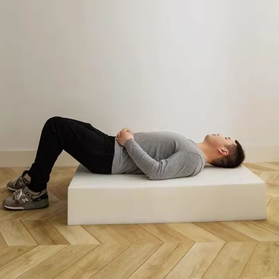 4. Đệm bọt biển: Để bảo vệ các phi hành gia khỏi những va đập và chấn động khi hạ cánh, NASA đã phát triển chất liệu polyurethane bọt biển, có khả năng trở về hình dạng ban đầu sau khi bị nén. Công nghệ này đã được ứng dụng trong sản xuất mũ bảo hiểm và đệm, mang lại sự thoải mái và an toàn cho người sử dụng.