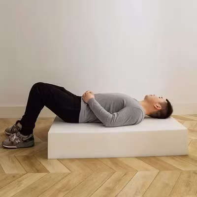 4. Đệm bọt biển: Để bảo vệ các phi hành gia khỏi những va đập và chấn động khi hạ cánh, NASA đã phát triển chất liệu polyurethane bọt biển, có khả năng trở về hình dạng ban đầu sau khi bị nén. Công nghệ này đã được ứng dụng trong sản xuất mũ bảo hiểm và đệm, mang lại sự thoải mái và an toàn cho người sử dụng.