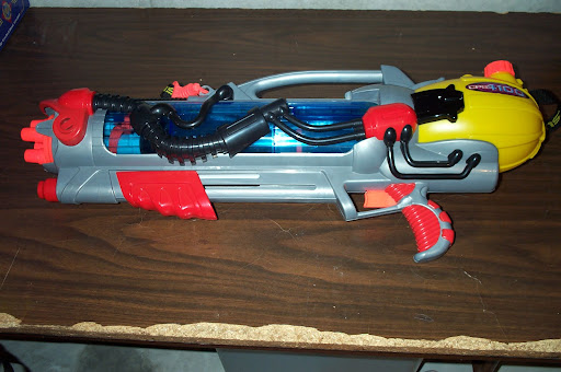 5. Súng phun nước SuperSoaker: Súng phun nước SuperSoaker, phổ biến trong suốt thời gian dài, thực chất xuất phát từ công trình nghiên cứu của giáo sư Lonnie Johnson tại phòng thí nghiệm động cơ phản lực của NASA. Phát minh này đã mang lại niềm vui cho hàng triệu trẻ em trên khắp thế giới.