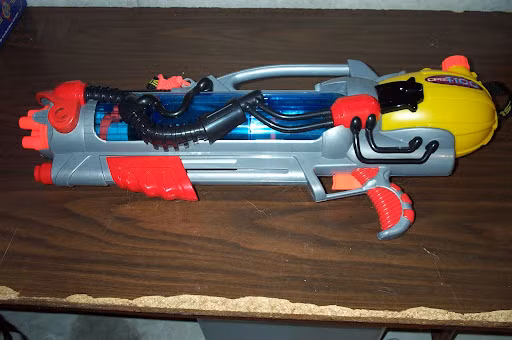 5. Súng phun nước SuperSoaker: Súng phun nước SuperSoaker, phổ biến trong suốt thời gian dài, thực chất xuất phát từ công trình nghiên cứu của giáo sư Lonnie Johnson tại phòng thí nghiệm động cơ phản lực của NASA. Phát minh này đã mang lại niềm vui cho hàng triệu trẻ em trên khắp thế giới.