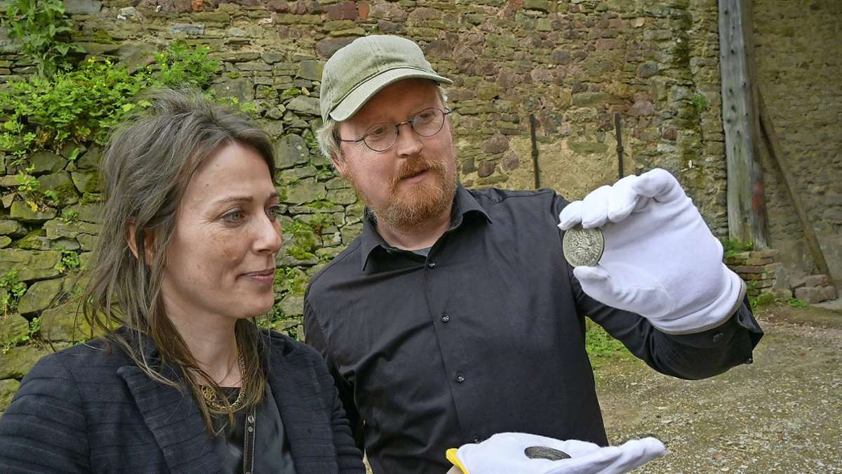 Họ cũng tin rằng kho báu có thể thuộc về Johann Dondorf, thị trưởng giàu có của Wettin vào cuối thế kỷ 17. Dựa trên tài sản mà ông để lại, người ta ước tính rằng ông đã tích lũy được hơn 2.500 thalers và 500 ducats, và có thể đã giấu chúng trong nhà mình.