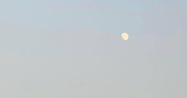 Mặt Trăng không phát sáng mà phản chiếu ánh sáng Mặt Trời.