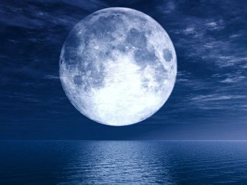 Vào mùa đông, cơ hội thấy Mặt Trăng ban ngày ít hơn do ngày ngắn hơn.