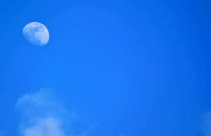 Mặt Trăng xuất hiện trên bầu trời vào những thời điểm khác nhau do chu kỳ quay quanh Trái Đất kéo dài 29,5 ngày và các pha trăng thay đổi.