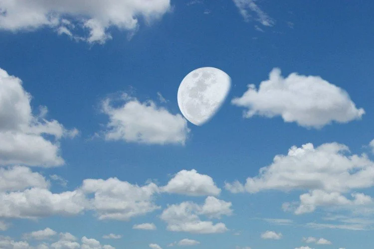 Hiện tượng nhìn thấy Mặt Trăng vào ban ngày xảy ra do Mặt Trăng đủ sáng để nổi bật trên nền trời sáng.