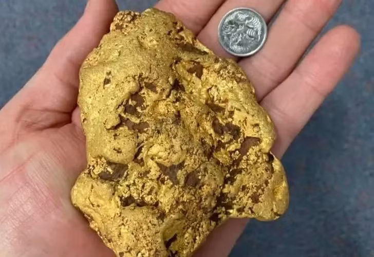 Cách đó không lâu, một người đàn ông ở Tây Úc cũng đã tình cờ phát hiện một cục vàng nặng 1,4kg khi đang đi lang thang trên cánh đồng muối ở khu vực Goldfield.