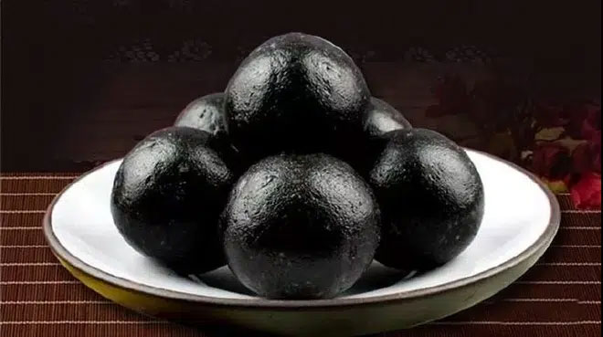 Tuy nhiên, thực tế là những loại thần dược này thường chứa lượng lớn kim loại nặng như chu sa, chì và thủy ngân, gây tổn hại nghiêm trọng cho cơ thể và thậm chí dẫn đến tử vong.