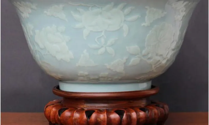 Ban đầu, chiếc bát được ước đoán có giá từ 20.000-30.000 bảng Anh (khoảng 600 - 900 triệu đồng). Tuy nhiên, một đại gia bí ẩn từ Trung Quốc đã mua chiếc bát này với giá 220.000 bảng Anh (hơn 6,6 tỷ đồng).