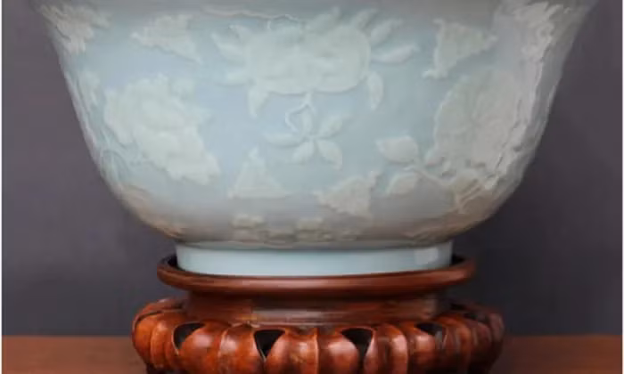 Ban đầu, chiếc bát được ước đoán có giá từ 20.000-30.000 bảng Anh (khoảng 600 - 900 triệu đồng). Tuy nhiên, một đại gia bí ẩn từ Trung Quốc đã mua chiếc bát này với giá 220.000 bảng Anh (hơn 6,6 tỷ đồng).