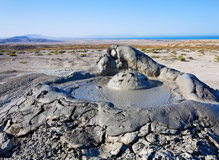 Bùn phun lên từ một điểm, lan dần ra xung quanh, tạo nên hình dáng cân xứng giống mắt người khổng lồ. Khoảnh khắc này thực sự ấn tượng và hiếm gặp.