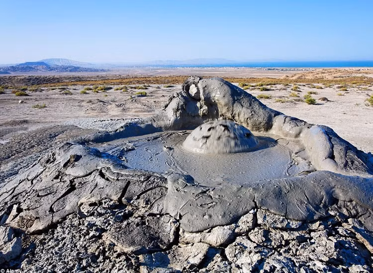 Bùn phun lên từ một điểm, lan dần ra xung quanh, tạo nên hình dáng cân xứng giống mắt người khổng lồ. Khoảnh khắc này thực sự ấn tượng và hiếm gặp.