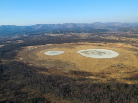 Núi lửa bùn Pugachevsky nằm giữa cánh đồng bùn cổ đại rộng lớn trên đảo Sakhalin, cách Yuzhno khoảng 167 km về phía bắc.
