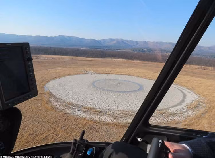 Núi lửa bùn Pugachevsky cũng liên quan đến các mỏ dầu khí và khu vực quá trình di chuyển kiến tạo, kết hợp với dung nham núi lửa.