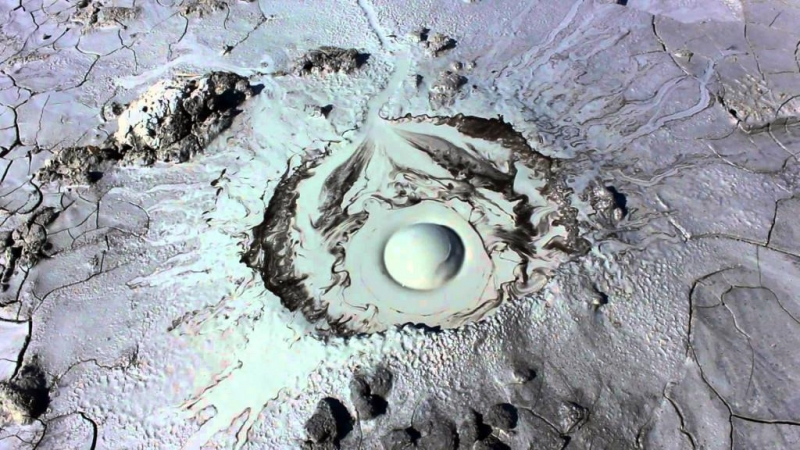 Ngọn núi lửa bùn Pugachevsky tại đảo Sakhalin, Nga, đã gây chú ý lớn trên thế giới với hình dáng đặc biệt giống mắt người khổng lồ.